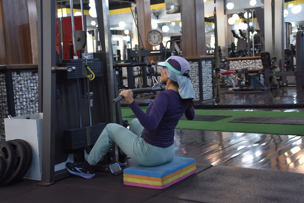 لت سیم‌کش دست باز (Wide-Grip Lat Pulldown)