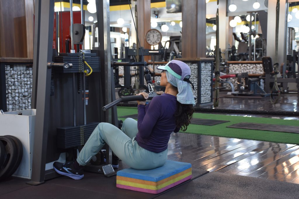 لت سیم‌کش دست جمع (Close-Grip Lat Pulldown)
